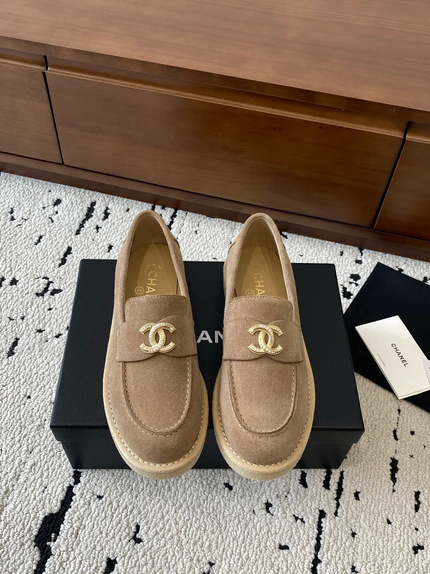 👟👟Ex-factory price 620👟👟High-end notebook 🍀2025 autumn and winter new Chanel Chanel entrance hardware buckle, Loaf loafers, can be worn all year round. No matter when you wear it, it is very high-end and durable. Go shopping and attract attention on the street! Easily travel between commuting and leisure occasions, and become a carefree fashionable and elegant woman ~ Upper: cowhide/cow nubuck leather/open edge beads Inner: lambskin Sole: Italian raw rubber outsole leather strip Code number: 35-39 (40/41 customized, non-refundable and non-exchangeable 👉 Buy now👉 Buy now👉 Buy now👉